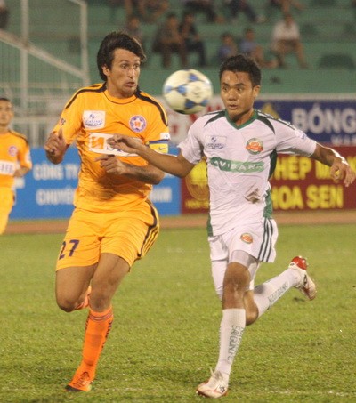 Đội chủ nhà có chiến thắng ấn tượng nhất vòng 10 là Navibank Sài Gòn, đội chủ sân Thống Nhất đã bất ngờ đánh bại cựu vương SHB Đà Nẵng với tỉ số 3-1.